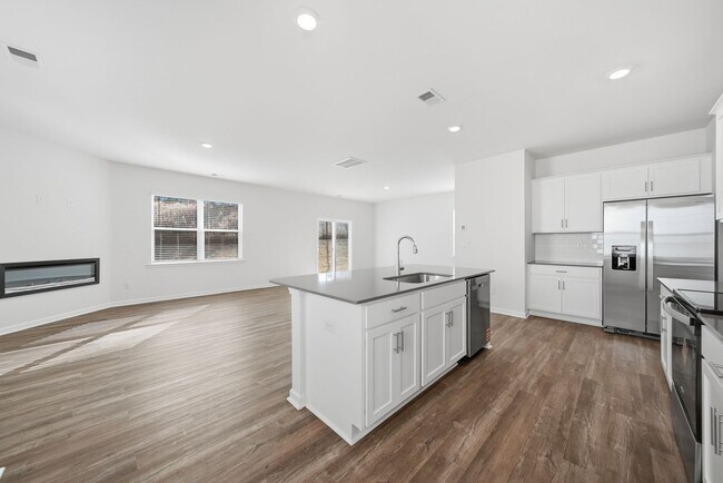 Foto del edificio - New Construction 4BR/3BA Home with 2-Car Garage in The Falls at Hickory