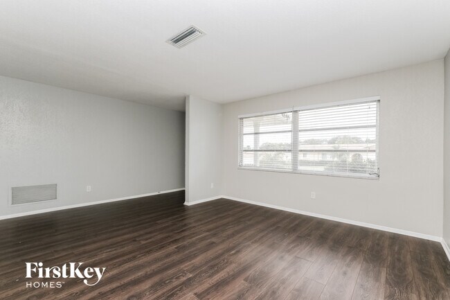 Foto del edificio - 11341 144th St