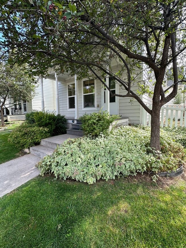 Building Photo - 2 Bedroom 2.5 Bath with 2 Car Garage