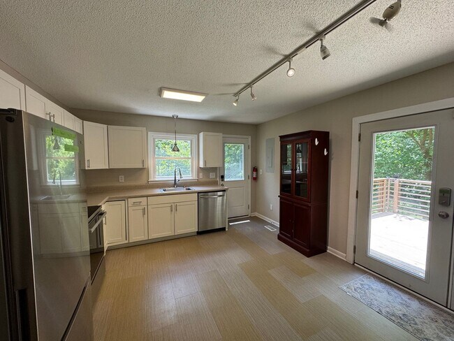 Foto del edificio - Remodeled ranch with fenced in yard!