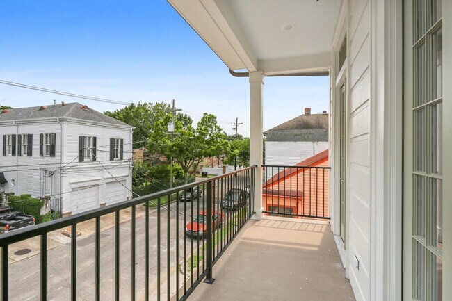 Building Photo - Historic Garden District Renovation with Front Balcony one block to St. Charles Streetcar!