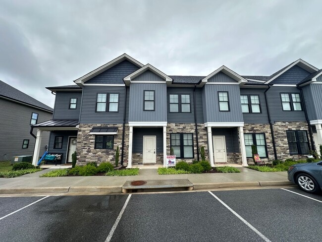 Spacious unit in English Commons! Close to... - Spacious unit in English Commons! Close to... Townhome