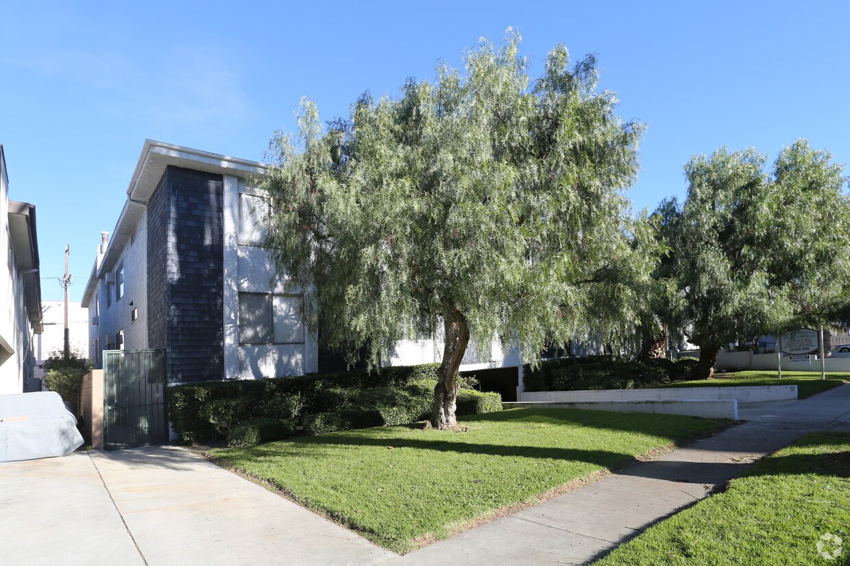Canfield Plaza Apartaments - Canfield Plaza Apartments