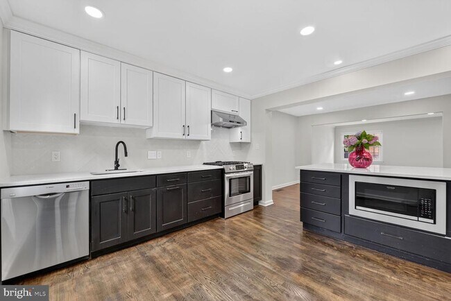 Foto del edificio - 7426 Hallcrest Dr