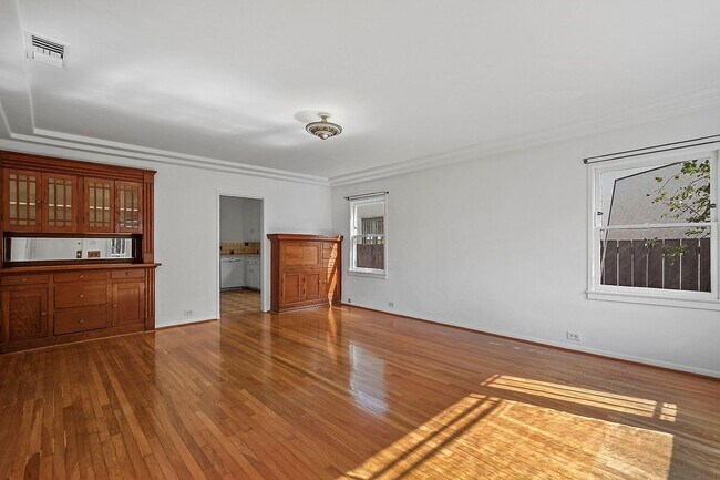 Foto del edificio - Enchanting Bungalow w/English Flower Garden in Venice- 2 Bedrooms 1 Bath