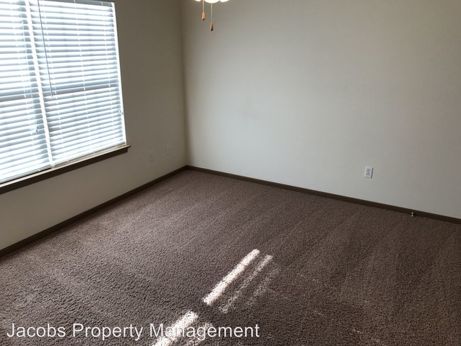 Building Photo - 605 Glenstone Dr