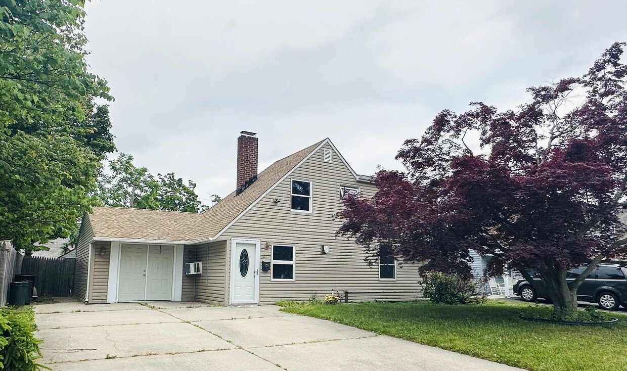 Primary Photo - 21 Hidden Ln