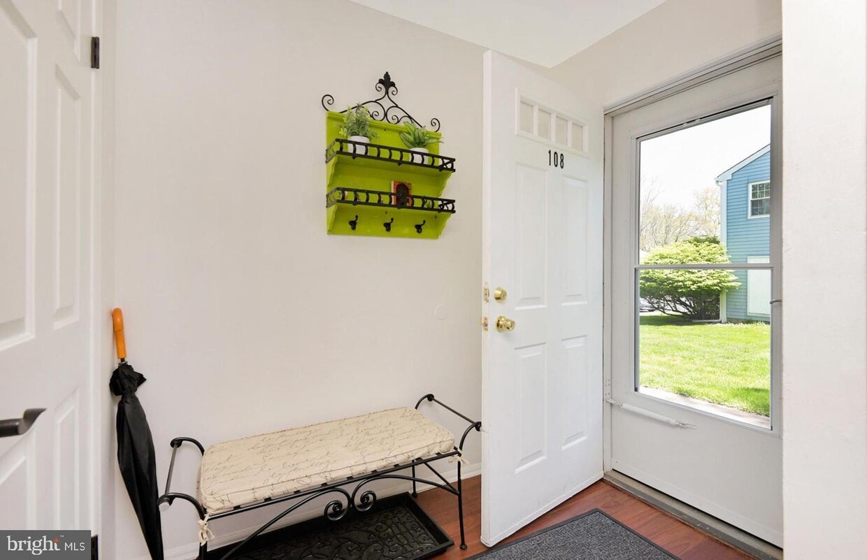 Primary Photo - 108 Kingsway Commons