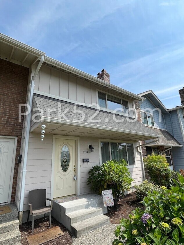 Foto principal - 2 Bedroom Tacoma Townhome