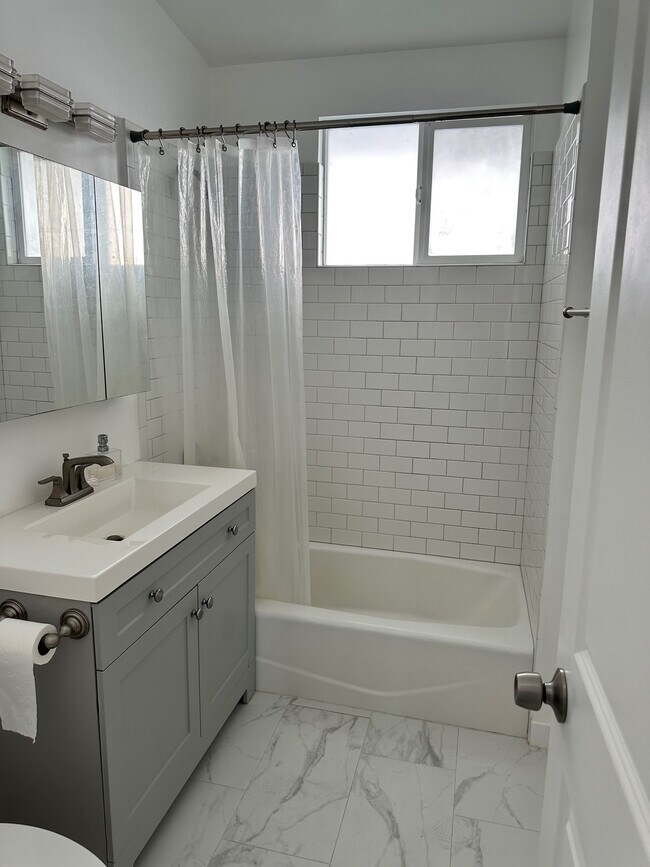 Newly renovated bathroom! - 1212 N Clark St