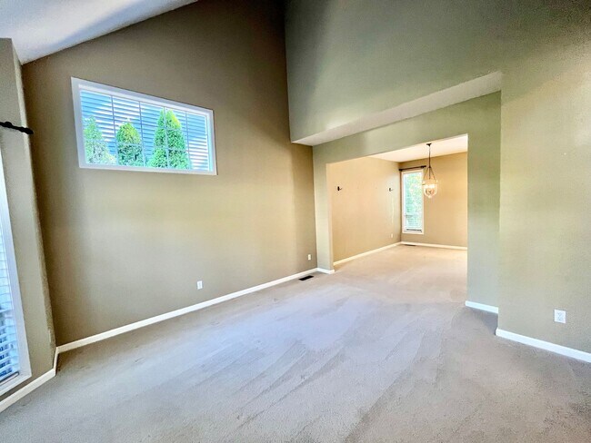 Building Photo - Lovely 4 Bedroom 2.5 Bathroom - Lake Osweg...