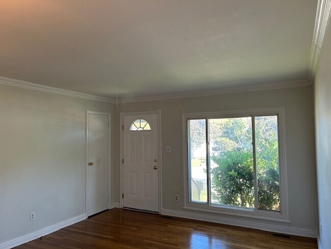 Foto del edificio - Charming 3BR Ranch Near Libbie & Grove | Hardwood Floors + Updated Kitchen