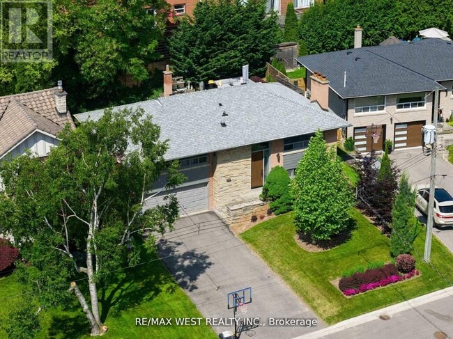 Building Photo - 10 Vanellan Ct