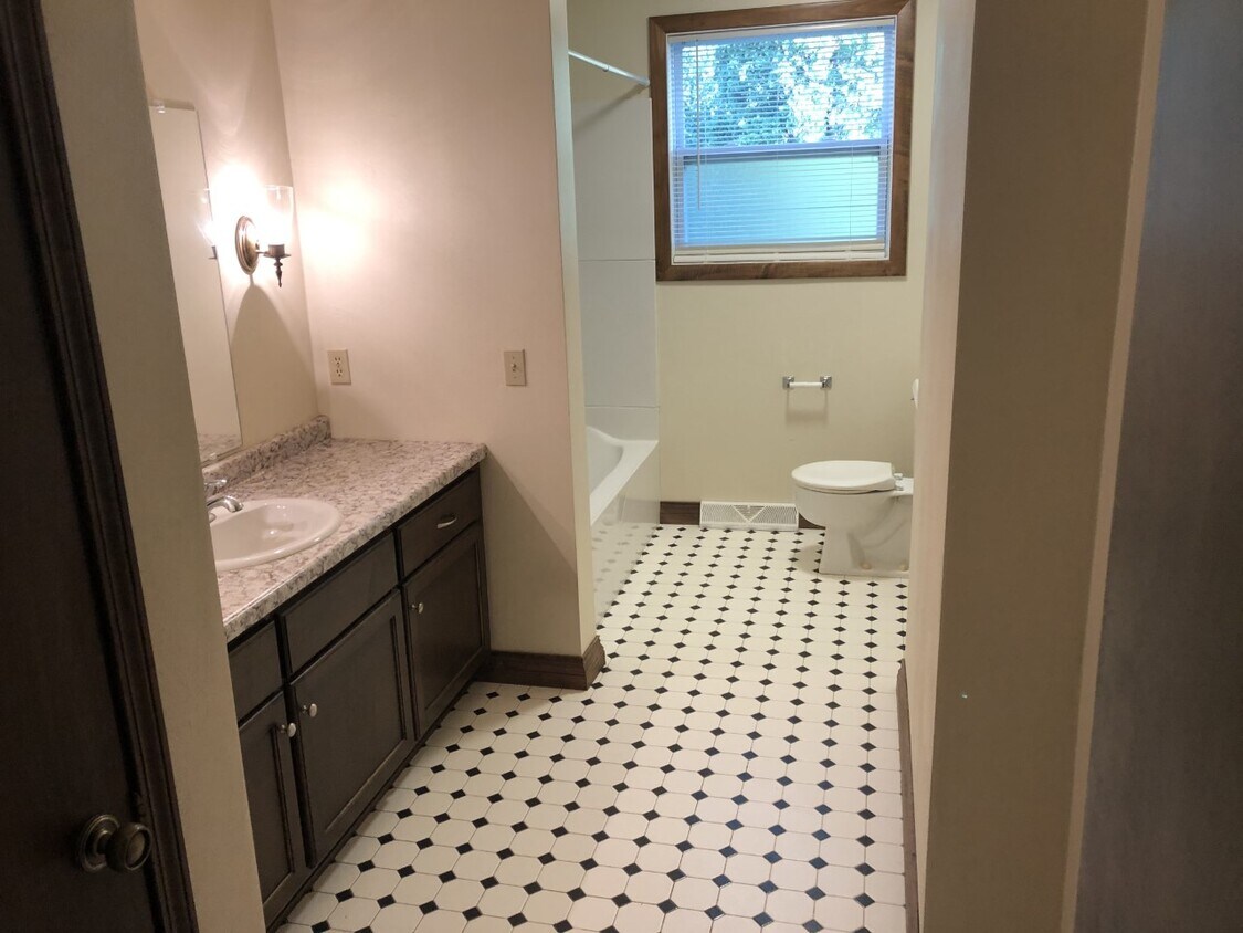 Building Photo - 630 W Briar Ln