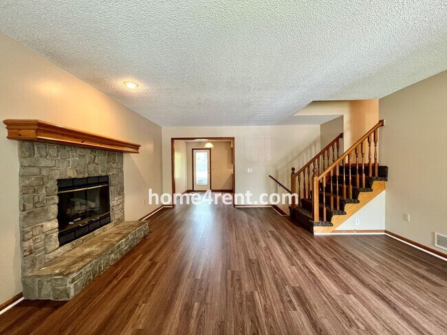 Foto del edificio - Cozy Duplex w/ Plenty of Space, LVP Flooring and a Fenced Yard!