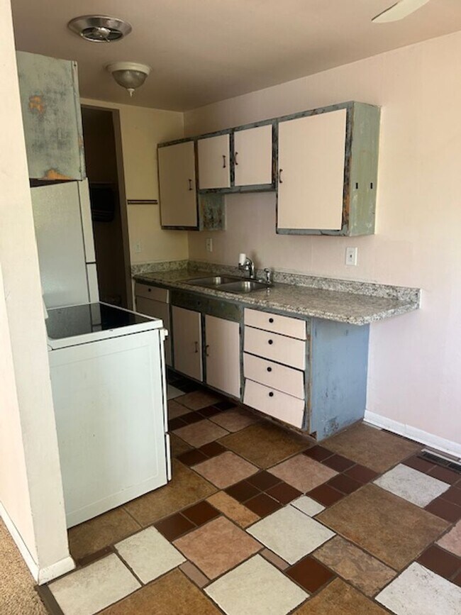 Building Photo - Burlington Duplex