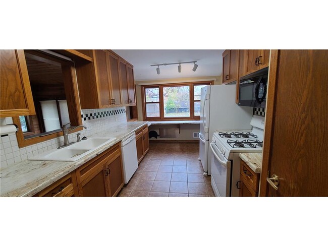 Building Photo - 5828 Kellogg Ave