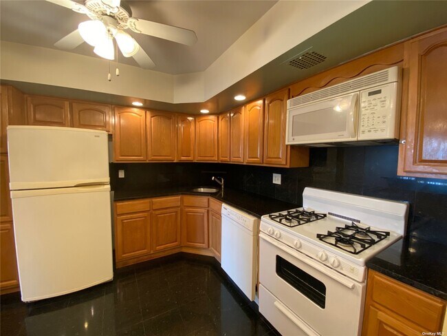 Foto del edificio - 71-35 Park Ave