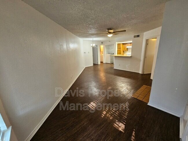 Foto del edificio - 9805 Walnut St