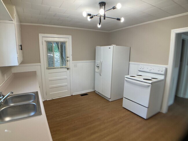 Foto del edificio - Adorable Bungalow Ready for New Residents!
