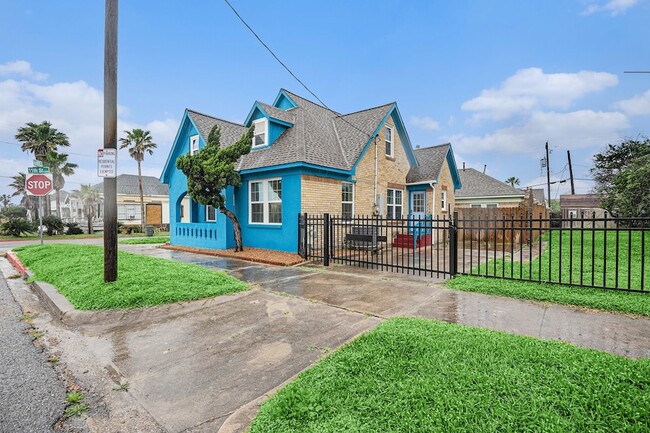 Building Photo - 1028 Ave M 1/2