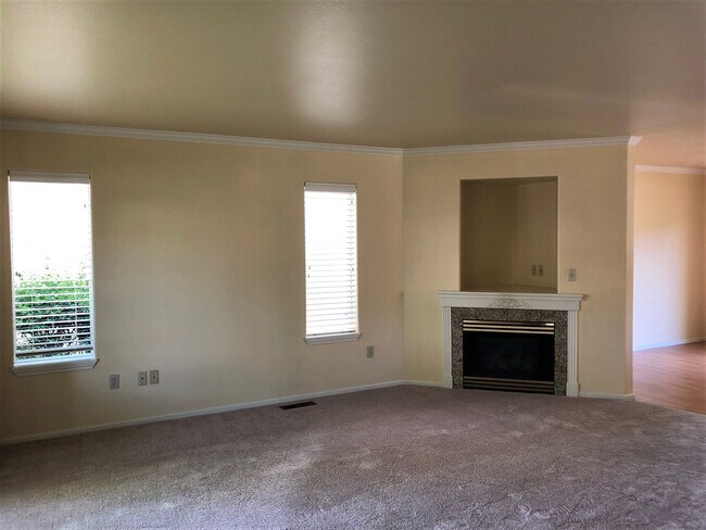 Building Photo - 3 Bedroom 2.5 Bath Condo-Gas Fireplace