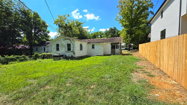 Building Photo - 1229 Greenfield Dr