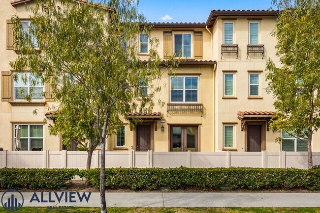 Foto del edificio - Modern Tri-Level Townhome with Office, 2-Car Garage & Prime Anaheim Location!