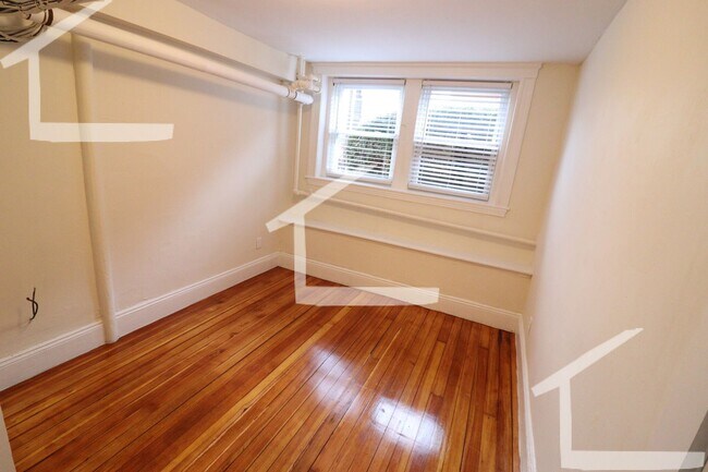 Foto del edificio - 3BR or 4BR near B/C trains, Wash Sq, heat included, No Fee!
