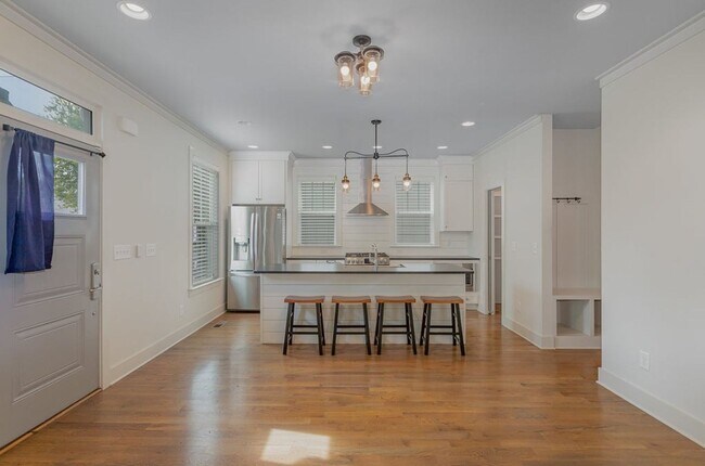 Building Photo - 5802 Maxon Ave