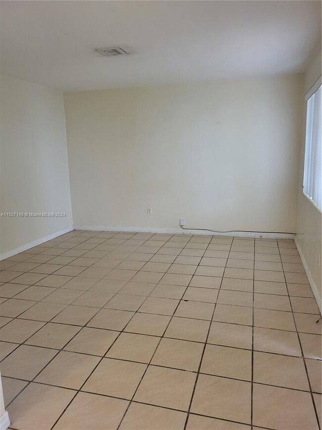 Building Photo - 16041 NE 19th Ct