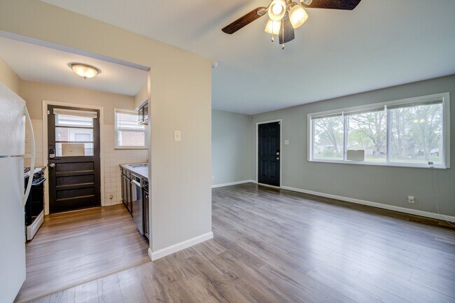 Foto del edificio - 10742 Tropic Dr