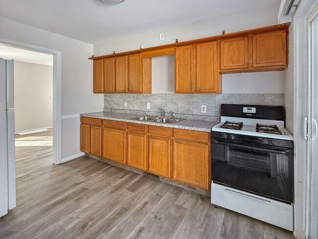 Foto del edificio - 3322 Birchwood Ave SW