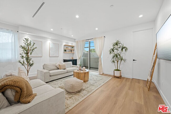 Foto del edificio - 841 N McCadden Pl