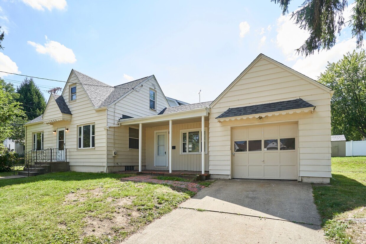 Primary Photo - Renovated Goodyear Heights 3-4 Bed 1 Bath ...