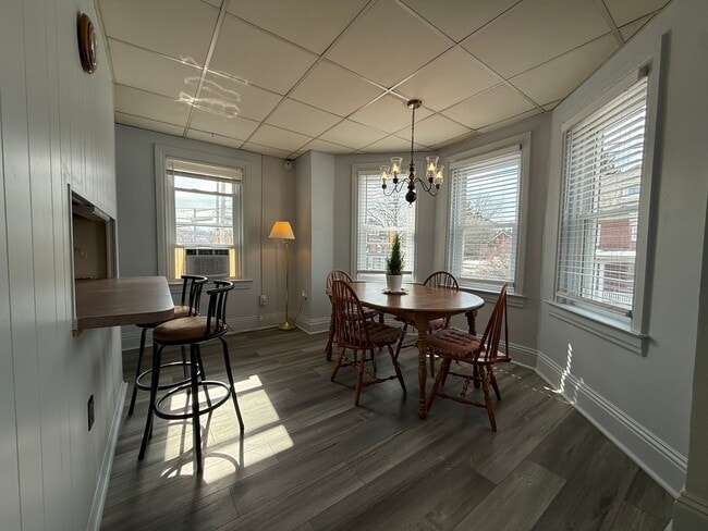 Building Photo - 400 Maple St