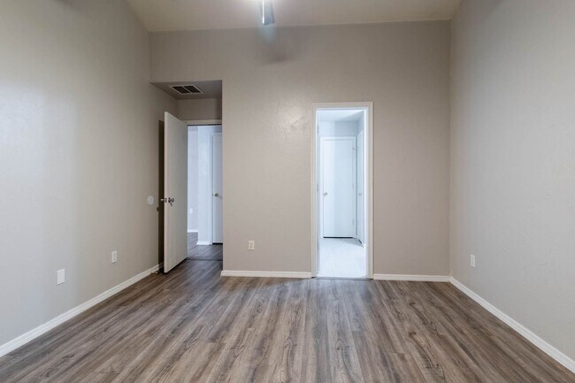 Foto del edificio - Cute 3BD/2BTH Duplex in Central East Norman!
