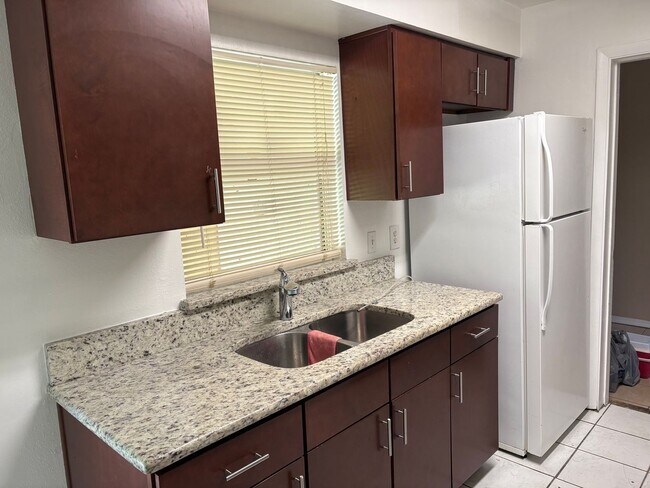 Foto del edificio - Spacious home on shaded lot off the main path