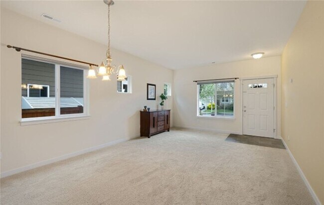 Building Photo - North facing 4-bedroom 2.5 bath house in B...