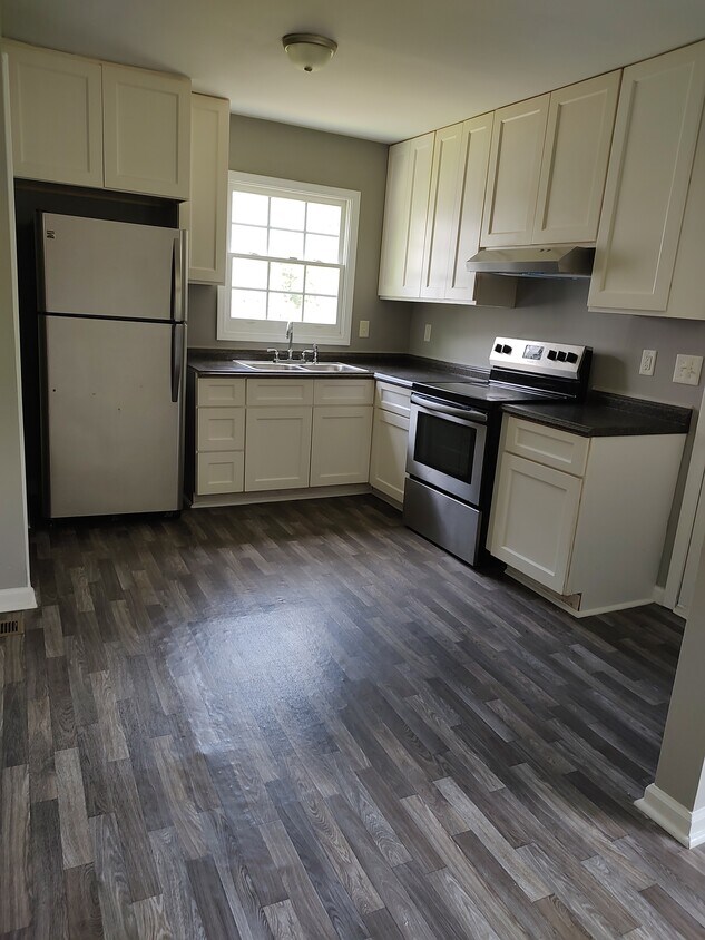 Kitchen - 2416 Little John Rd