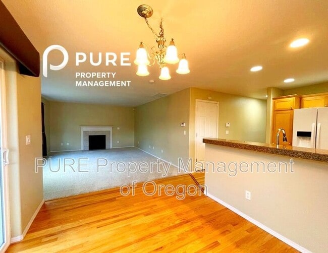 Building Photo - 2600 NE 10th Ave