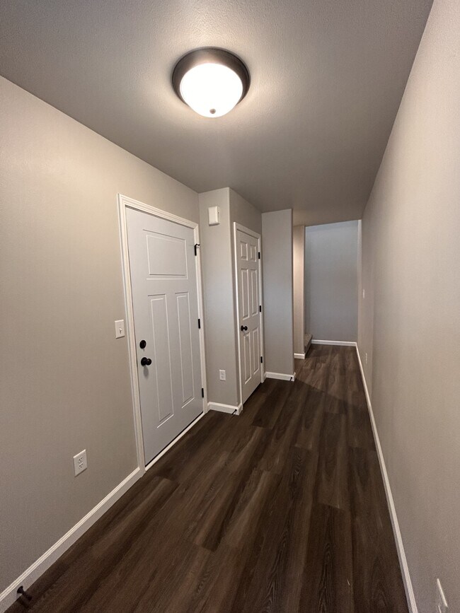 Building Photo - 748 United Dr