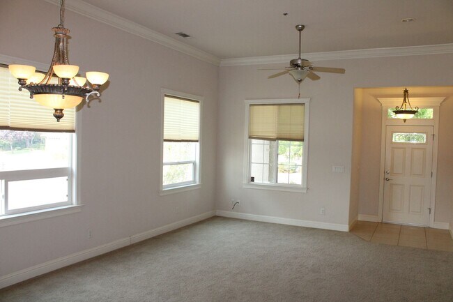 Foto del edificio - 4 BED/2 BATH IN THE SUNSET AVENUES SUBDIVISION