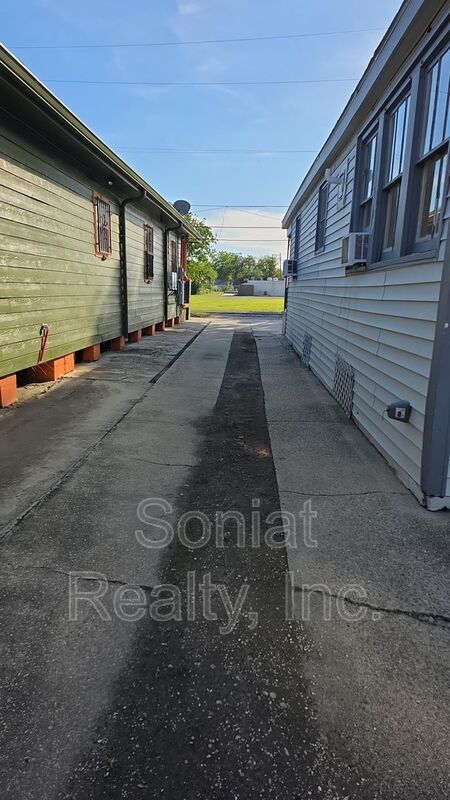 Building Photo - 8025 Pompano St