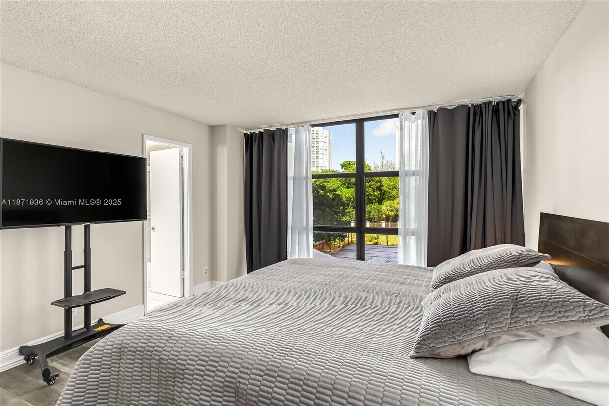 Foto principal - 18181 NE 31st Ct