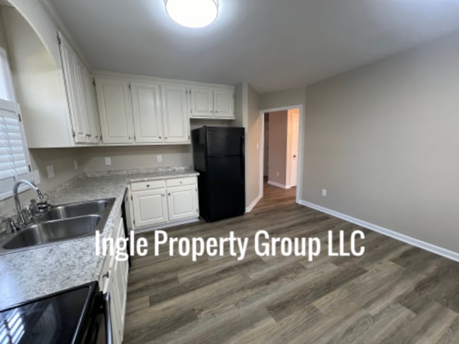 Building Photo - 341 N Hickory St