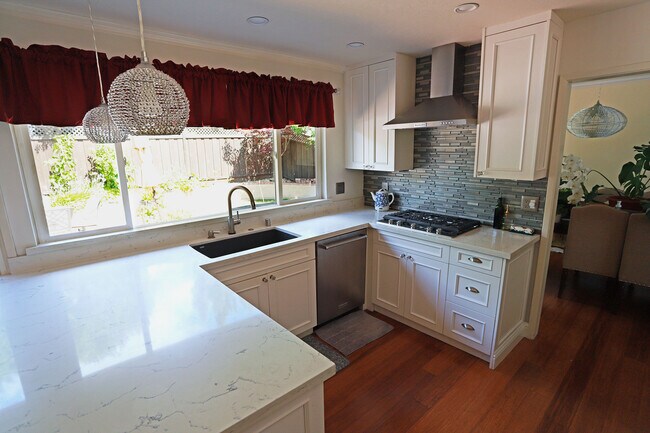 Foto del edificio - 530 Zircon Way