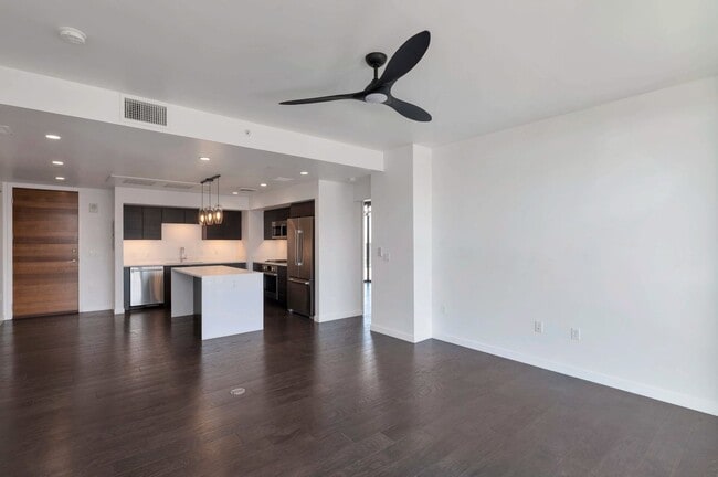 Building Photo - Luxury Condo in the Heart of Downtown Phoe...