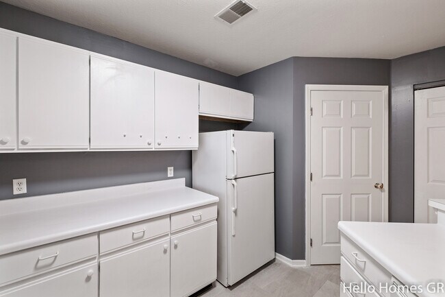 Building Photo - 3147 Poplar Creek Dr SE