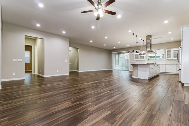 Foto del edificio - 16020 W Cameron Dr